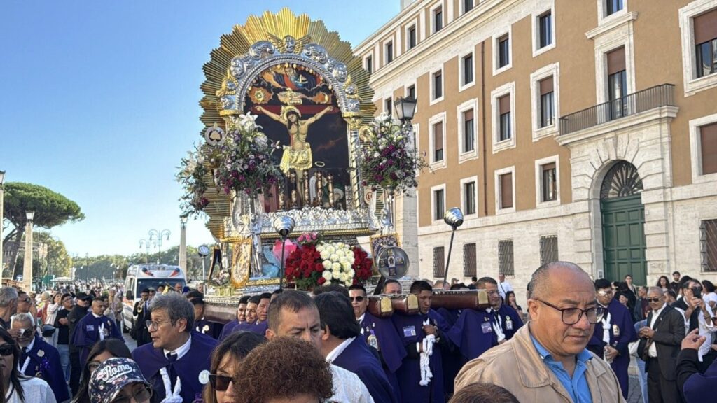 Procesión de la comunidad peruana vinculada al Señor de los Milagros en Roma.