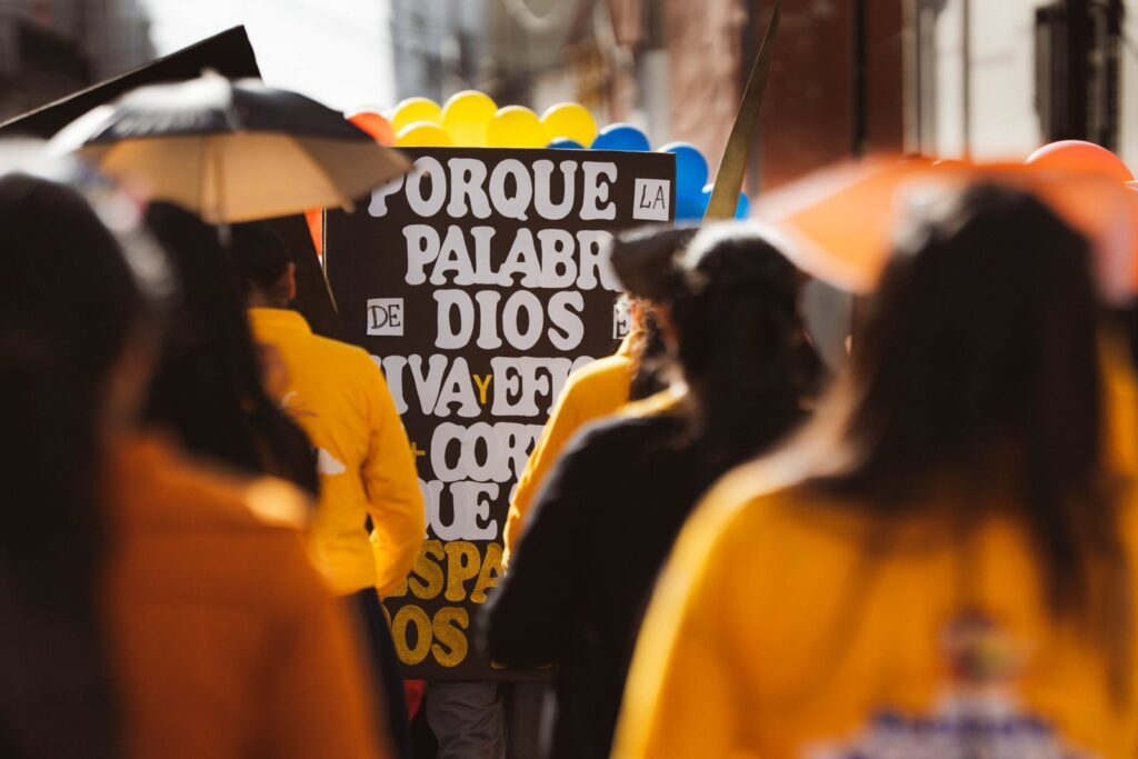 Participantes de la marcha por el Mes de la Biblia en Arequipa.